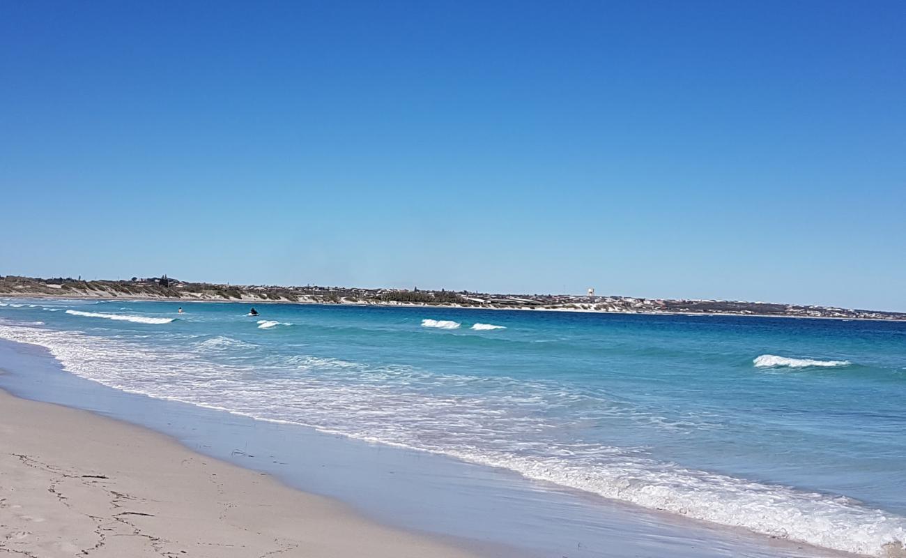 Foto af Greys Beach med lys sand overflade