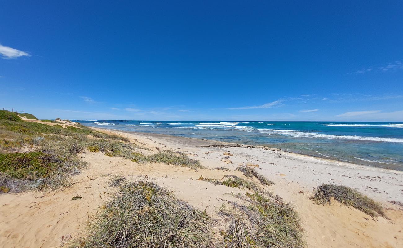 Foto af Flat Rocks Beach med lyst sand & sten overflade