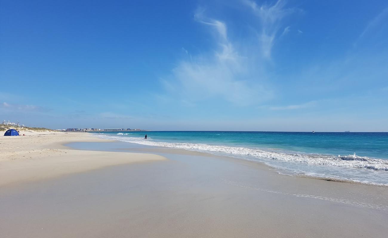 Foto af Leighton Beach med lys sand overflade