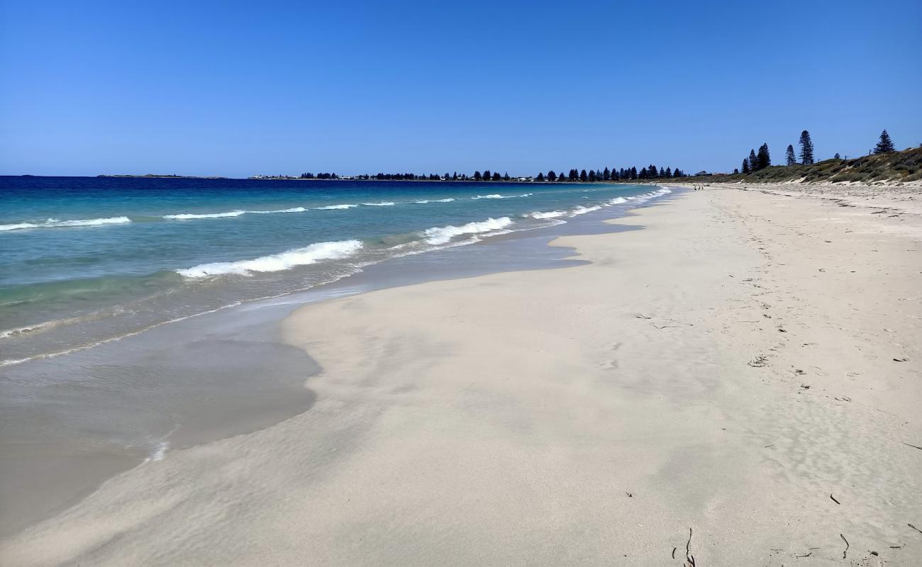 Foto af Warnbro Beach med lys sand overflade