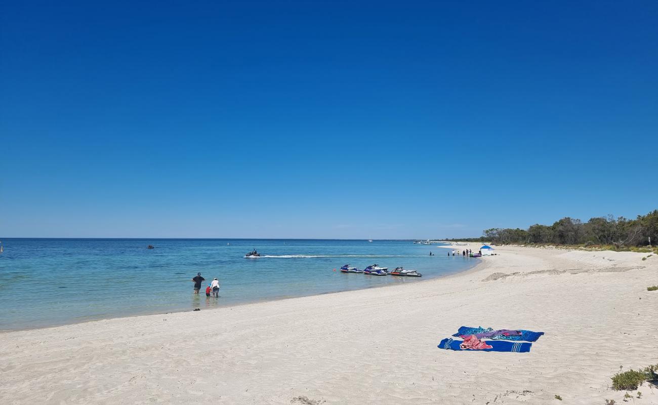 Foto af Quindalup Beach med lys fint sand overflade