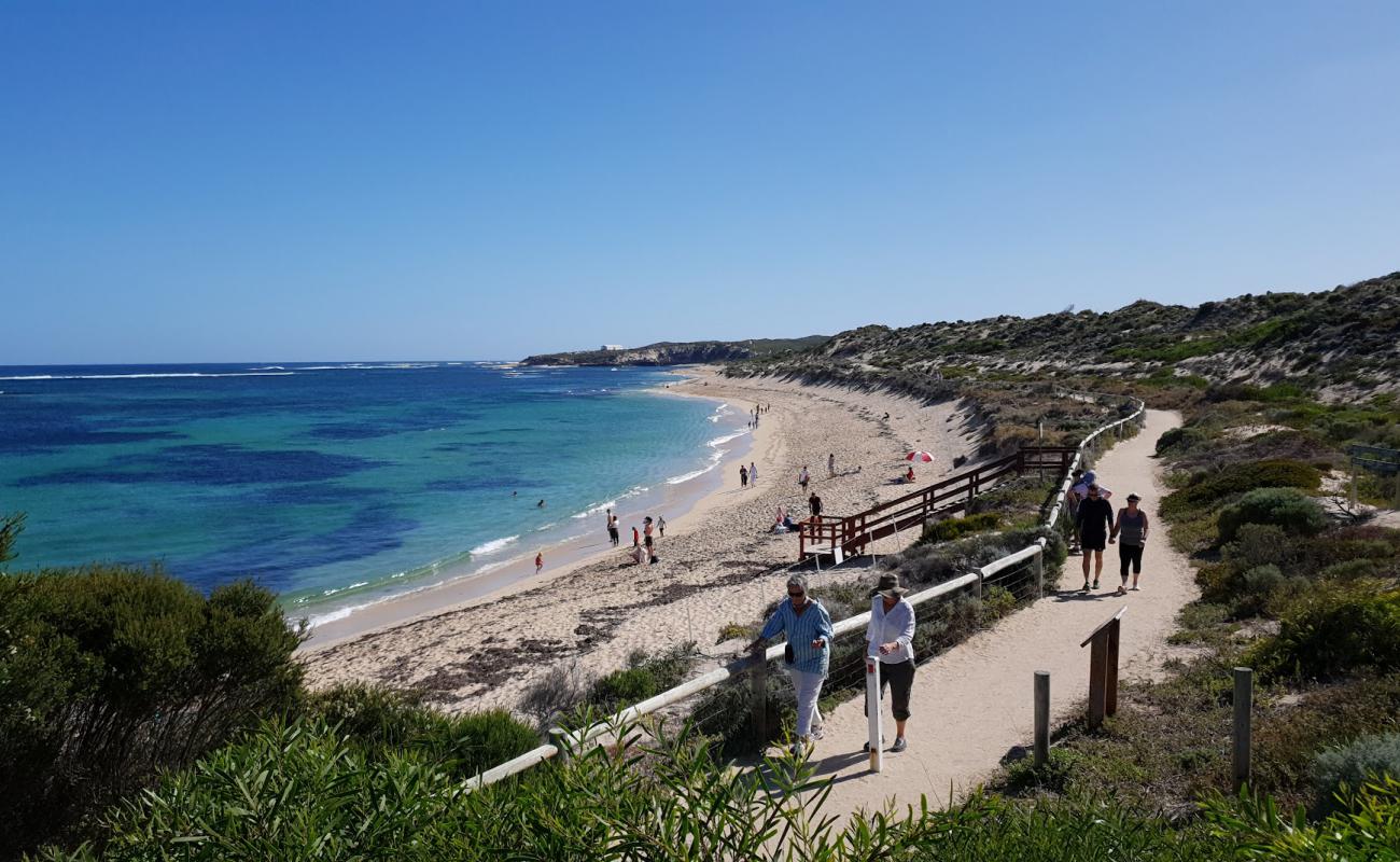 Foto af Surrers Beach med lys sand overflade