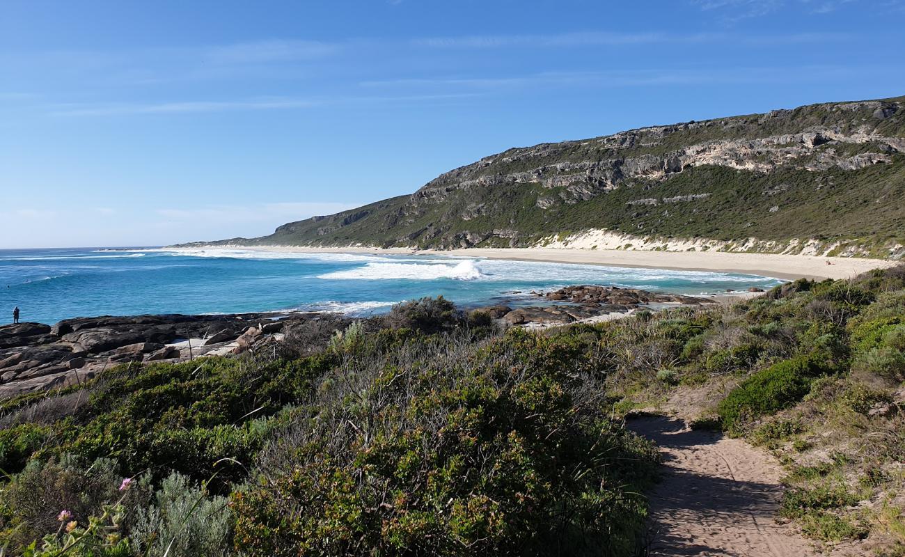 Foto af Contos Beach med hvidt sand overflade