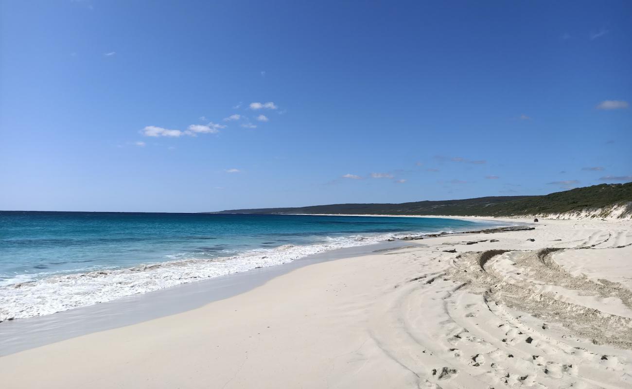 Foto af Neretlis Beach med lys sand overflade