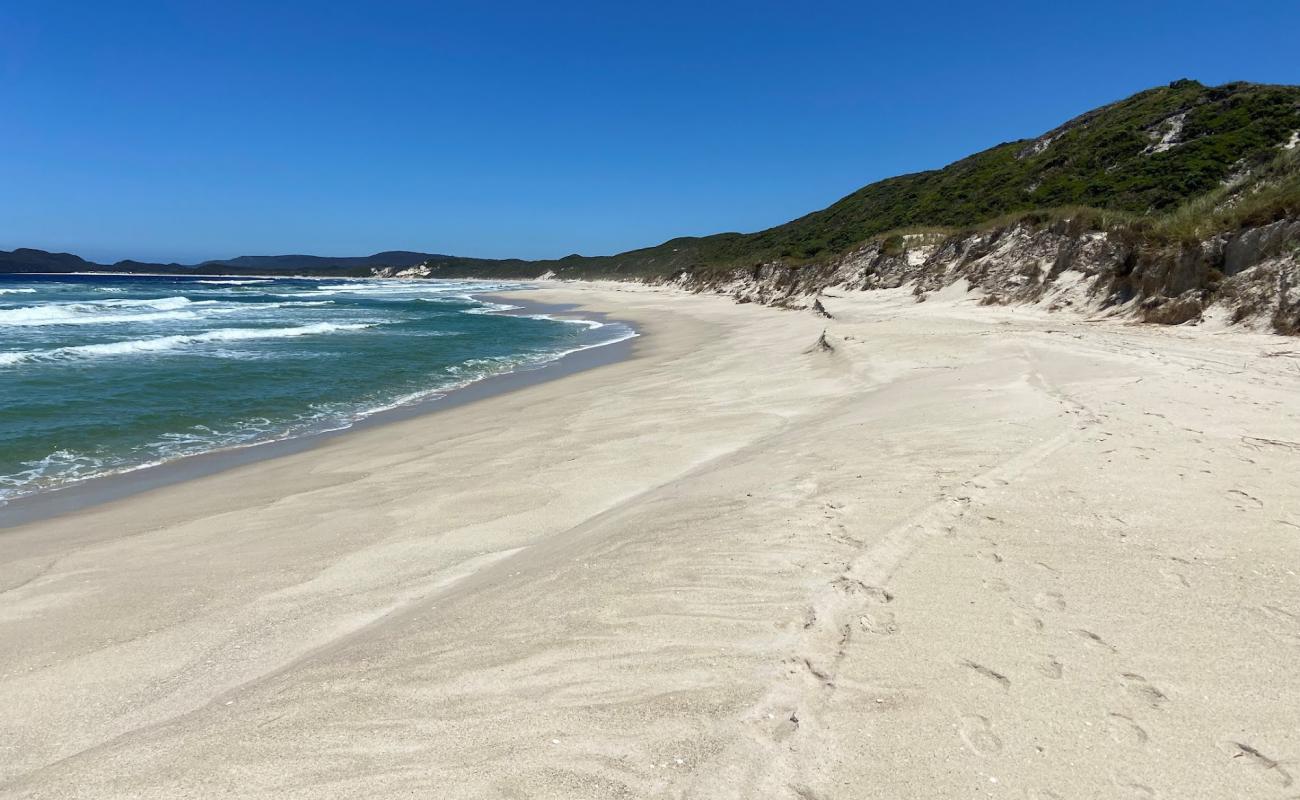 Foto af Bellanger Beach med lys sand overflade