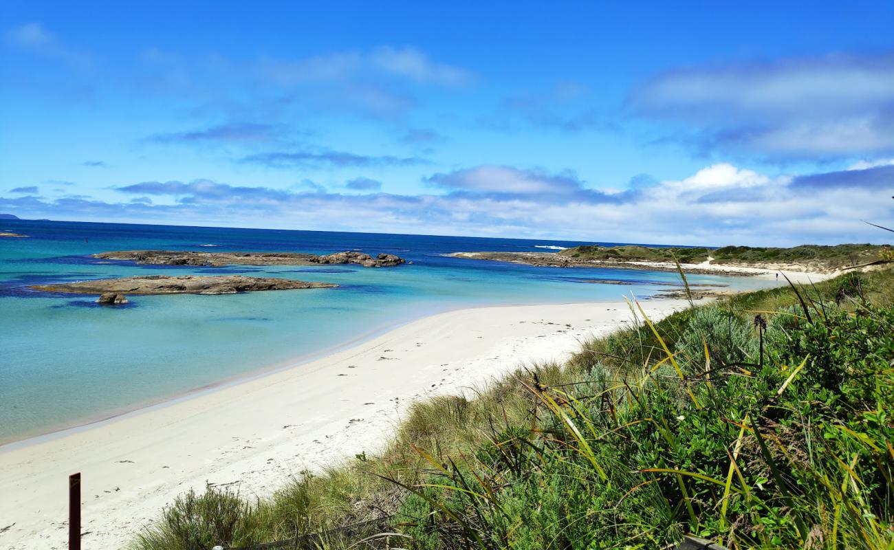 Foto af Peaceful Bay Beach med lys sand overflade