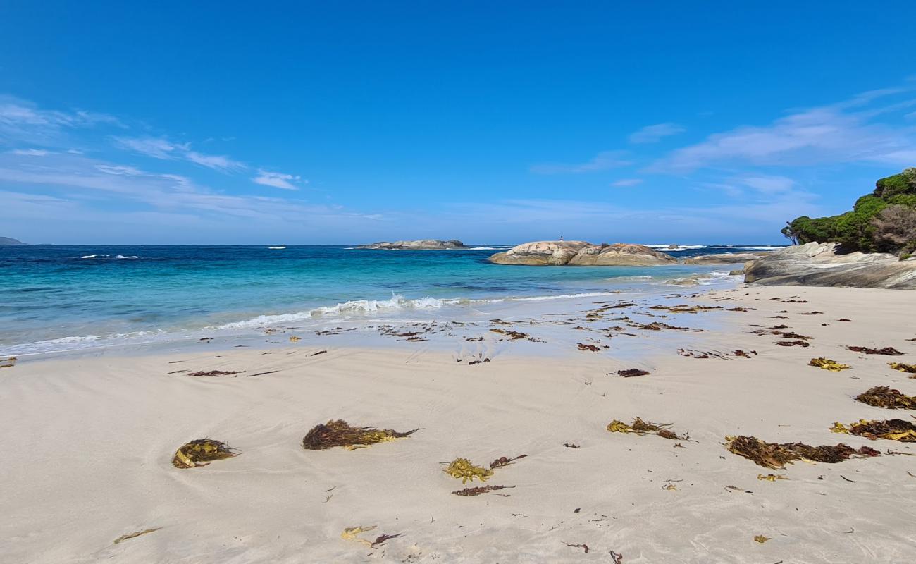 Foto af Waterfall Beach med lys sand overflade