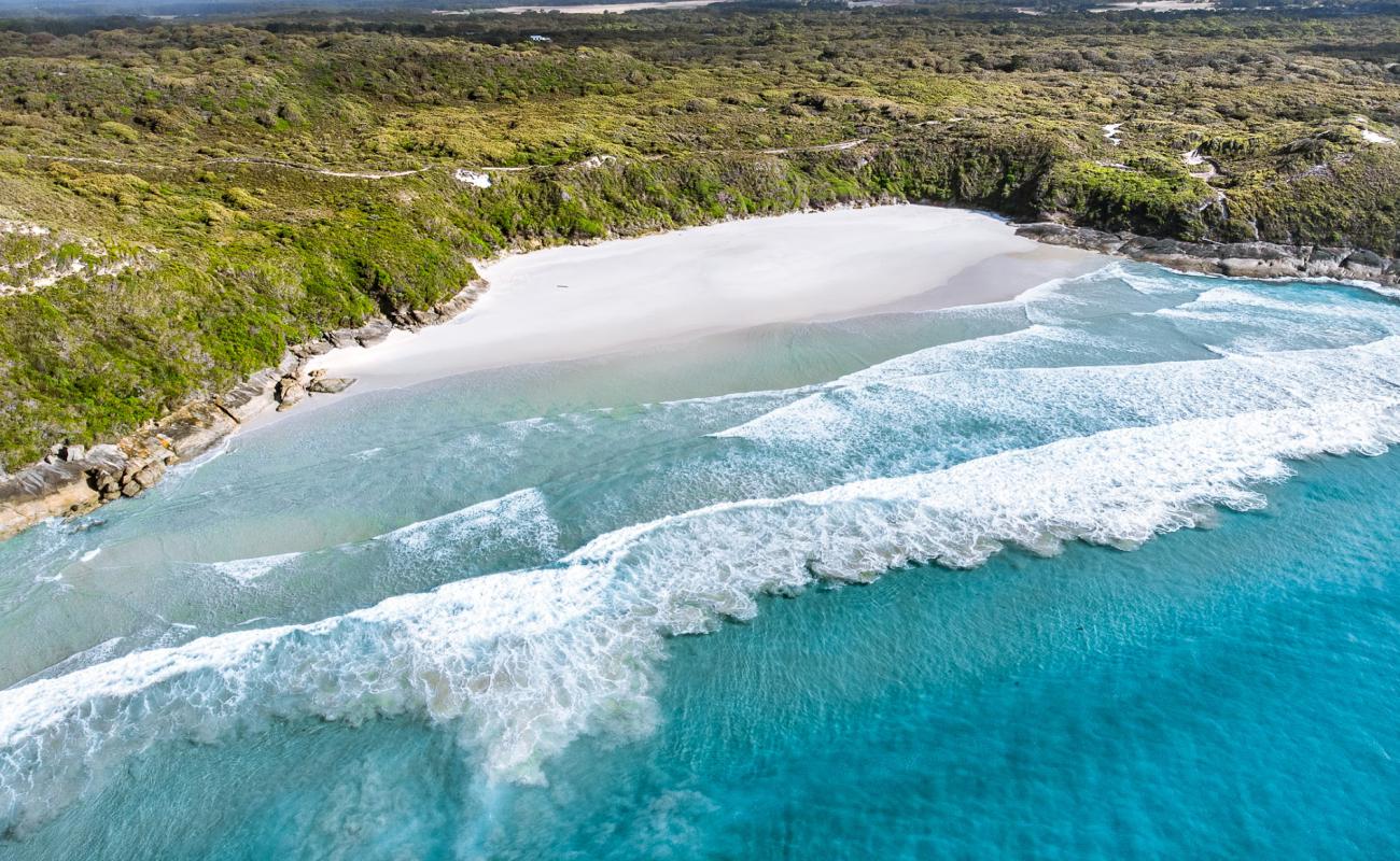 Foto af Lowlands Beach med lys sand overflade