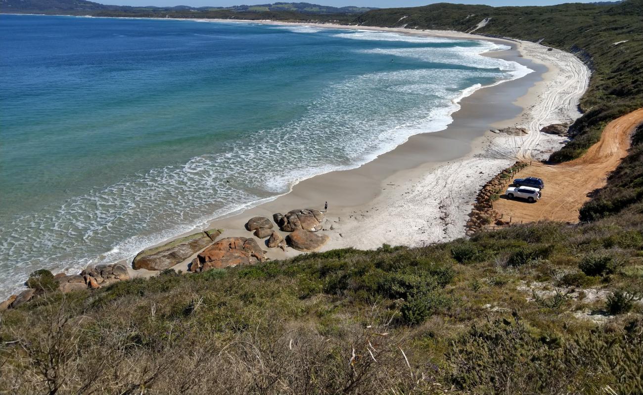 Foto af Muttonbird Beach med lys sand overflade