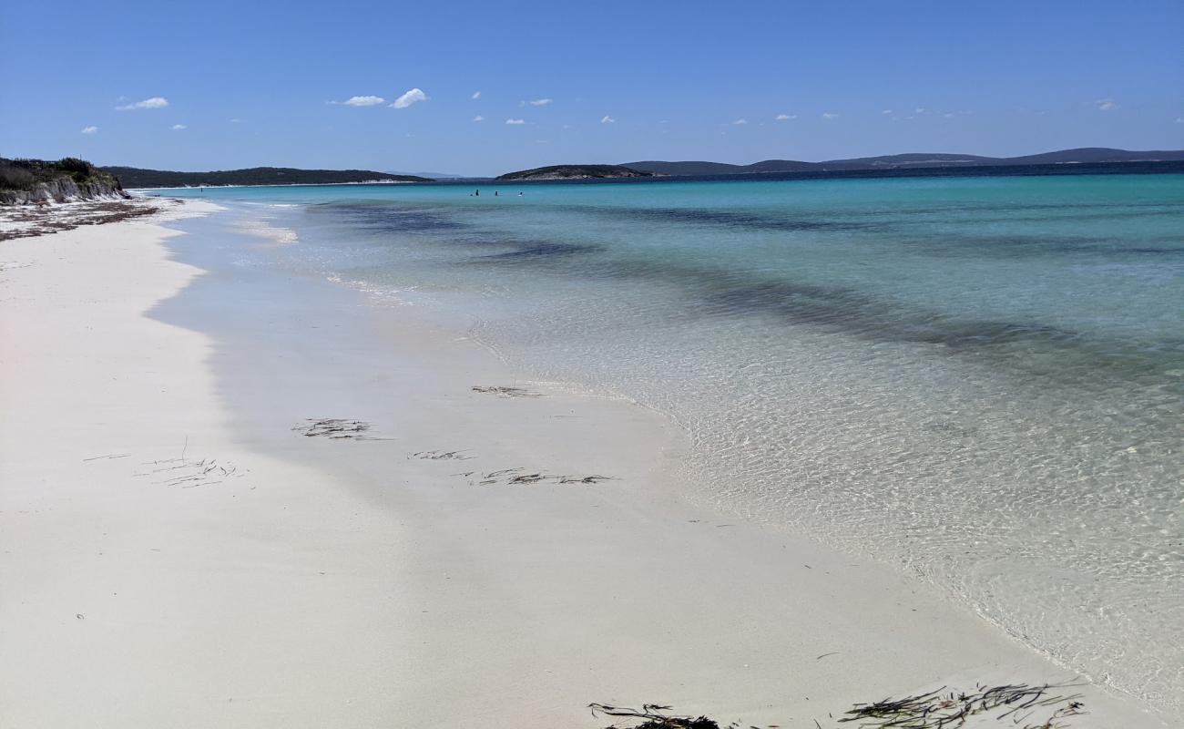 Foto af Goode Beach med hvidt fint sand overflade