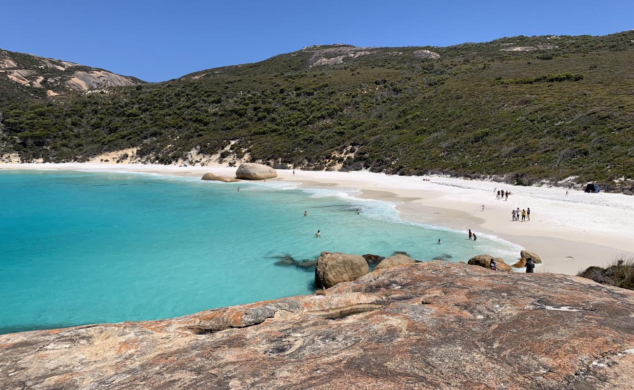 Foto af Little Beach med hvidt fint sand overflade