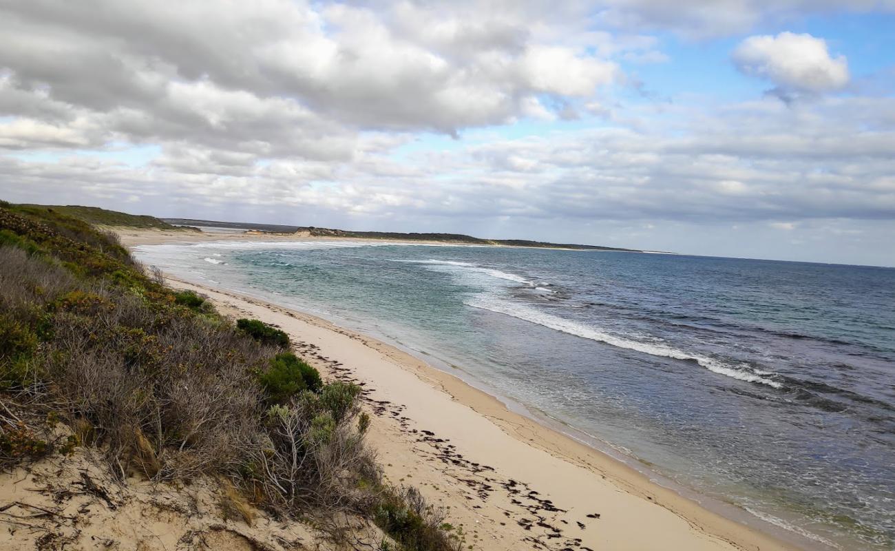 Foto af Four Mile Beach med lys sand overflade