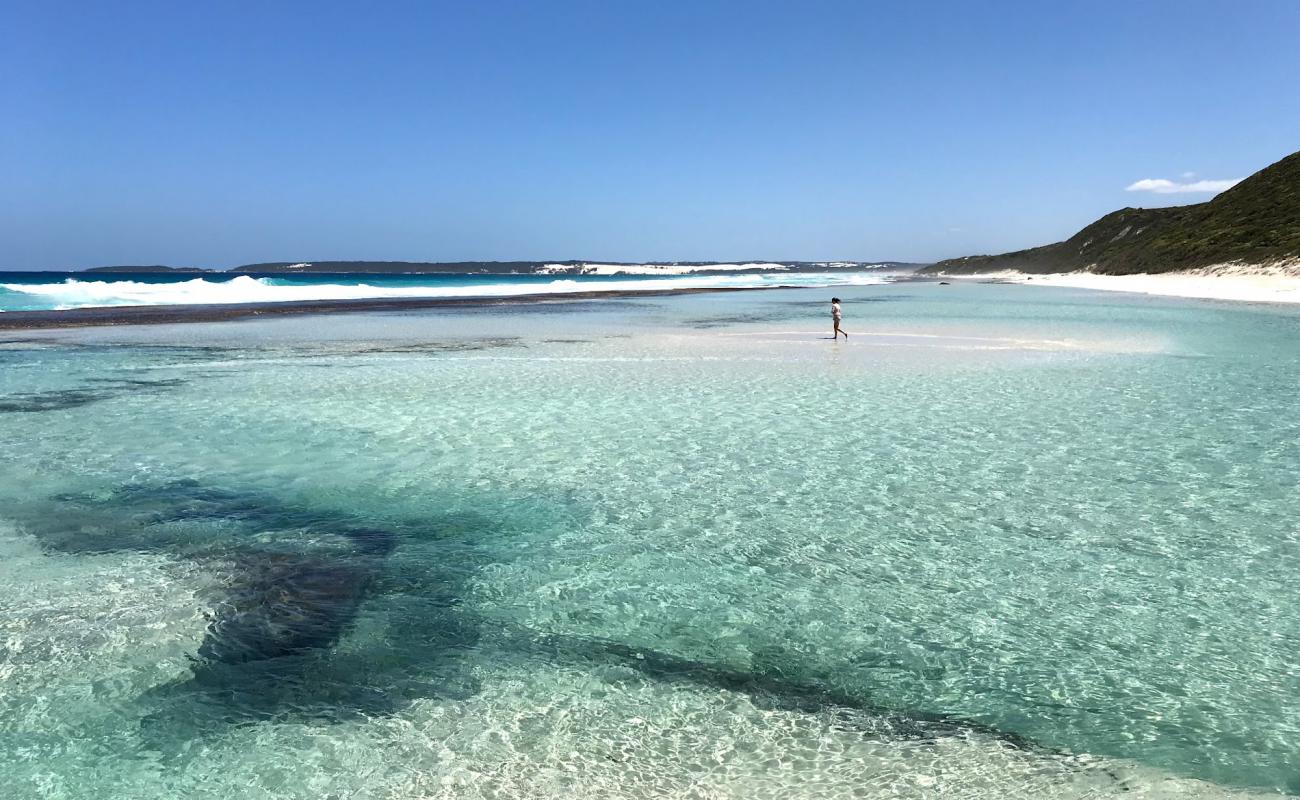 Foto af Eleven Mile Beach med lys sand overflade