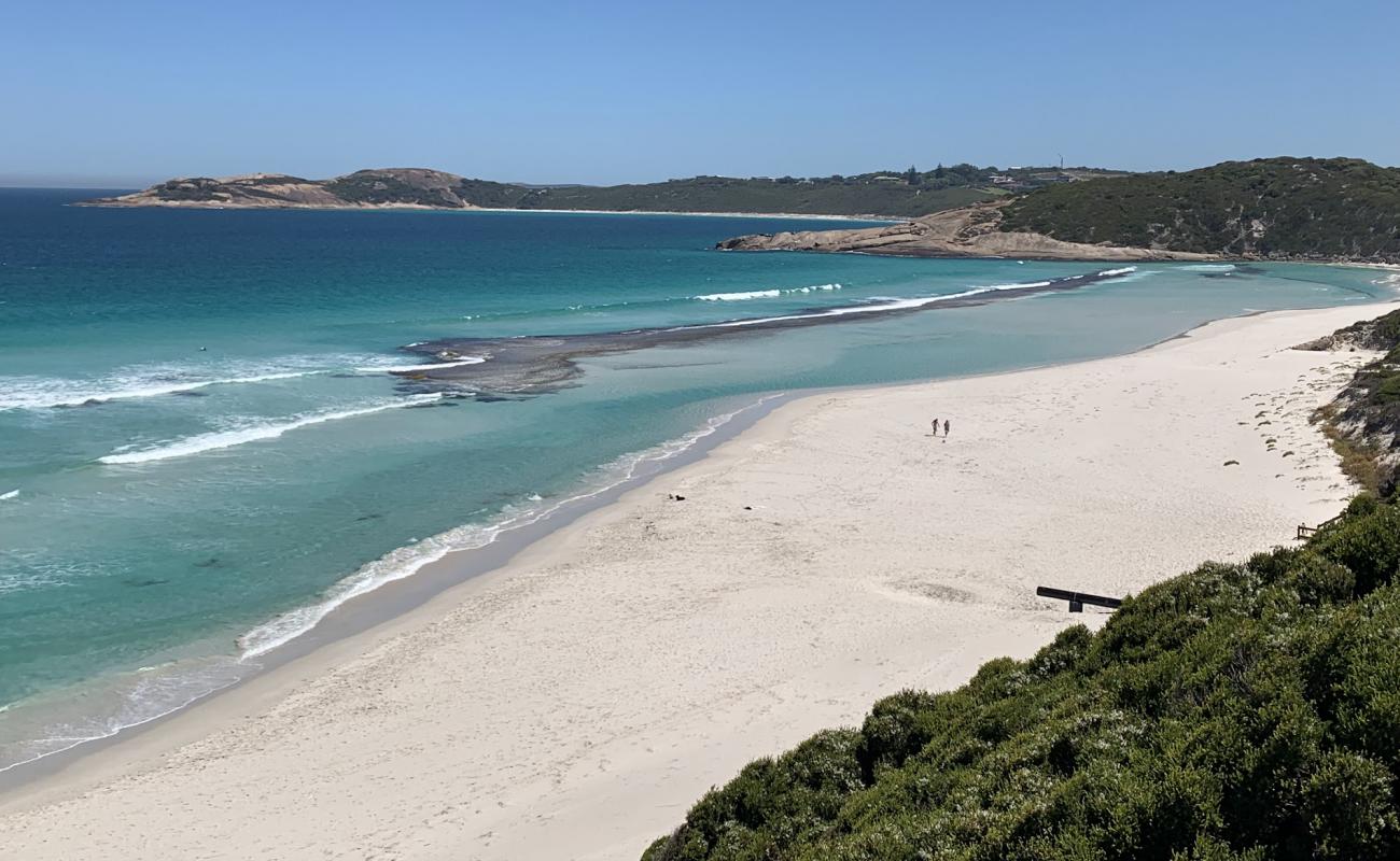 Foto af Salmon Beach med hvidt sand overflade