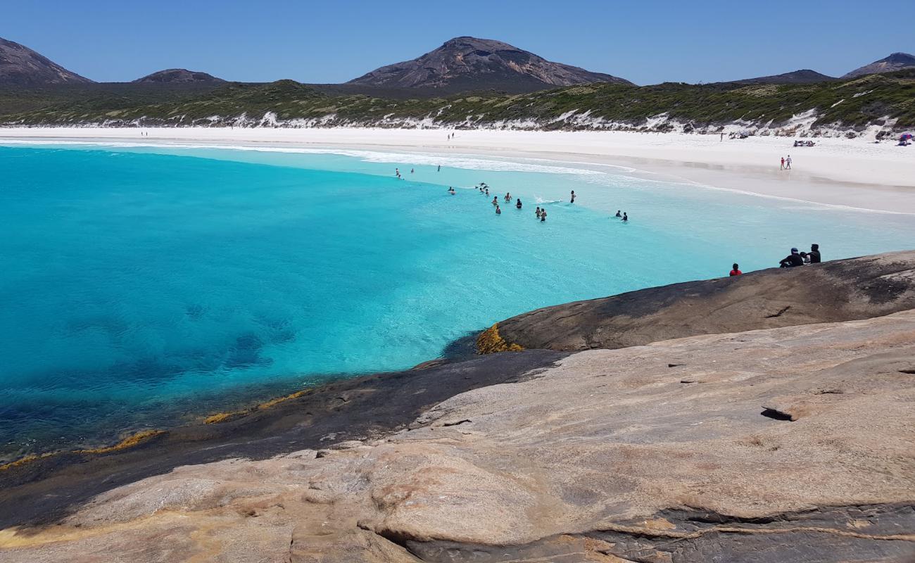 Foto af Hellfire Bay Beach med hvidt fint sand overflade