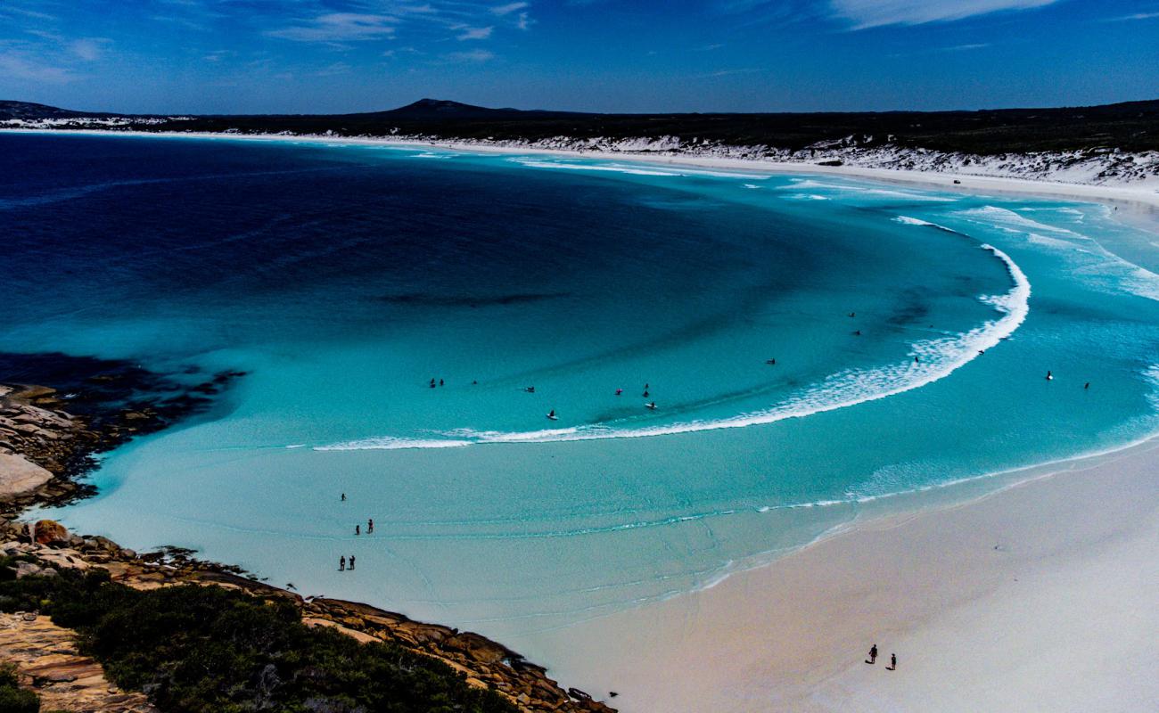 Foto af Wharton Beach med hvidt fint sand overflade