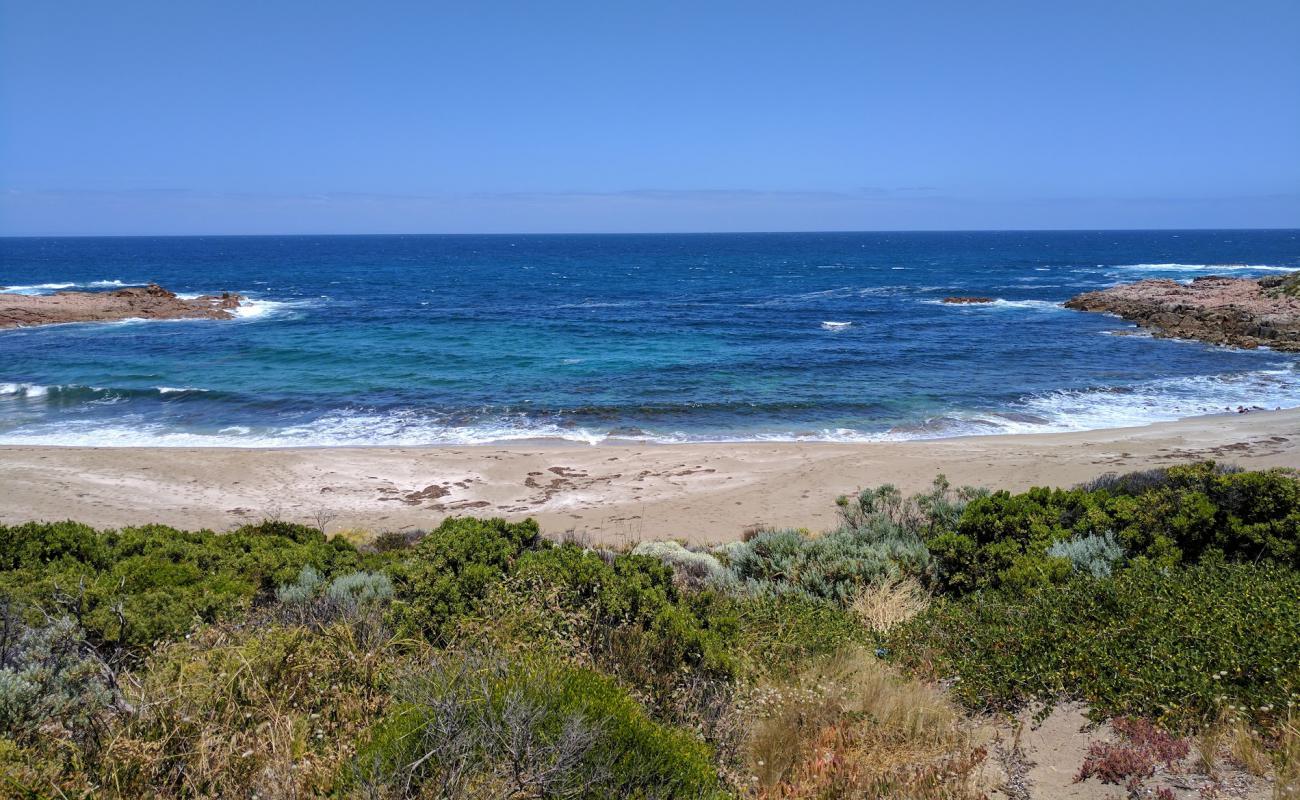 Foto af Coffin Beach med lys sand overflade