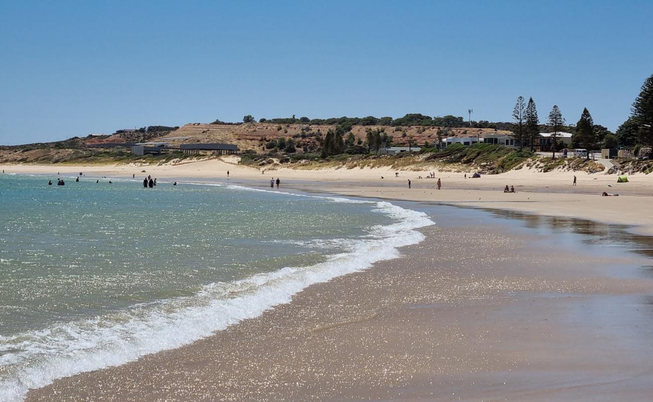 Foto af Christies Beach med lys fint sand overflade