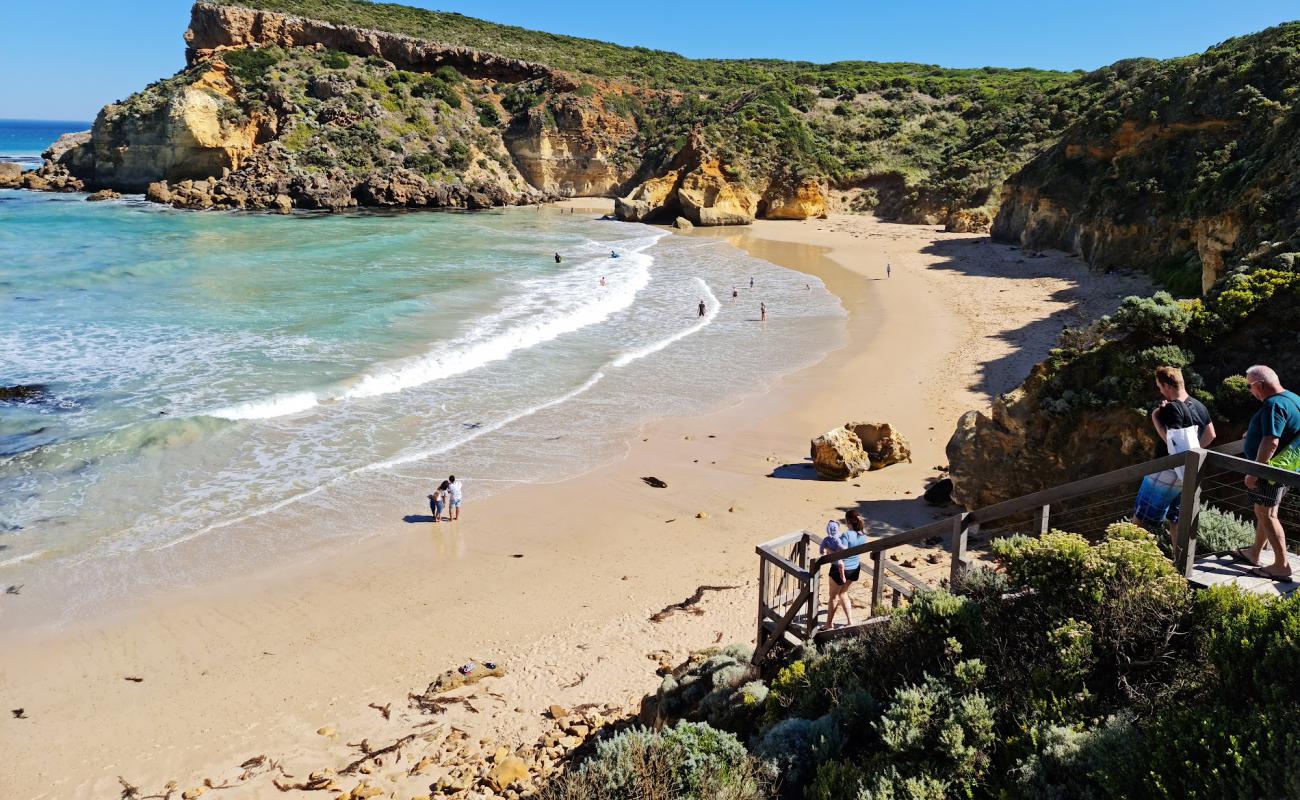 Foto af Childers Cove med lys sand overflade