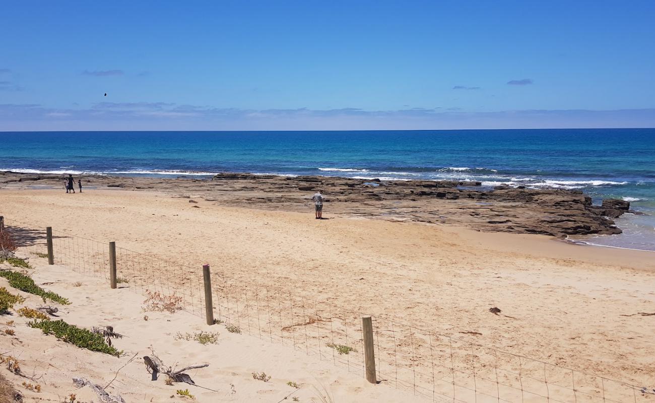 Foto af Biddles Beach med lys sand overflade