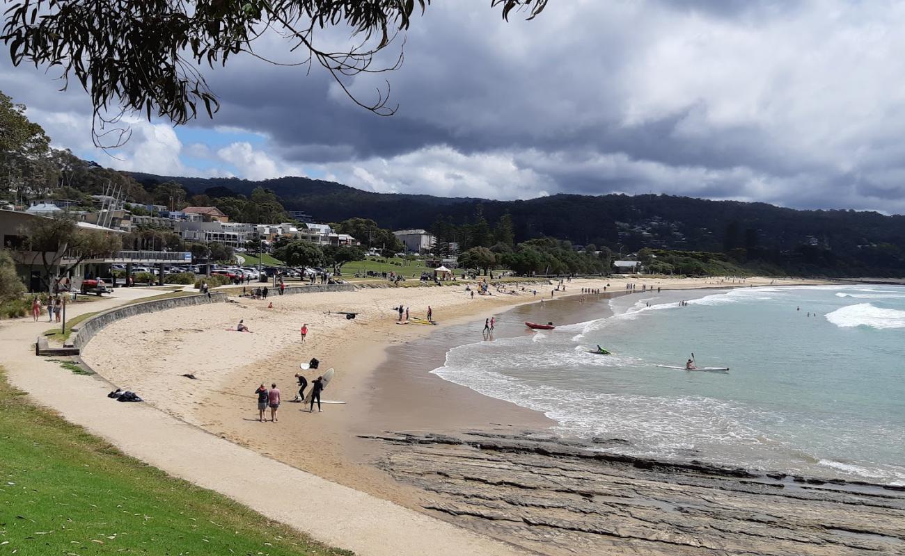 Foto af Lorne Beach med lys sand overflade