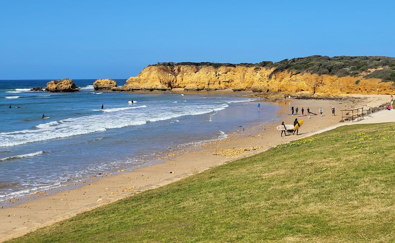 Foto af Torquay Surf Beach med lys sand overflade