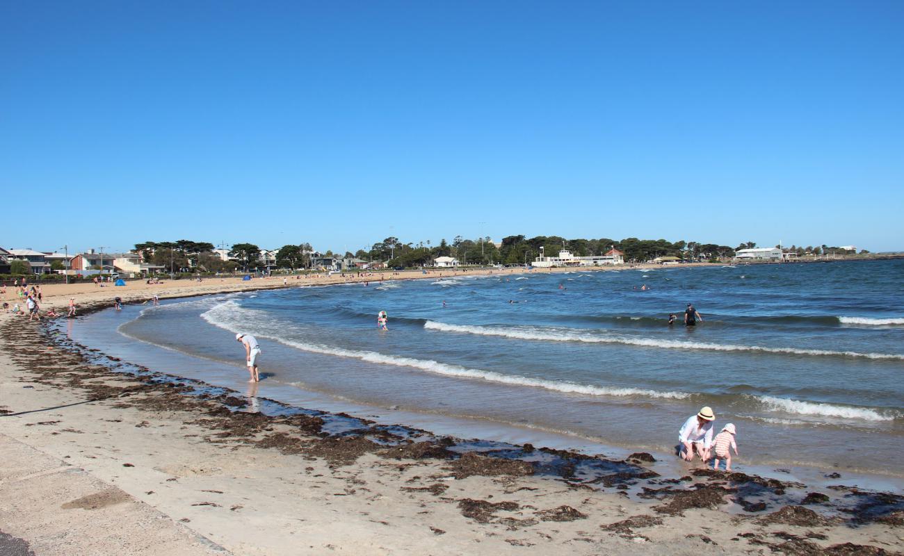 Foto af Williamstown Beach med lys sand overflade