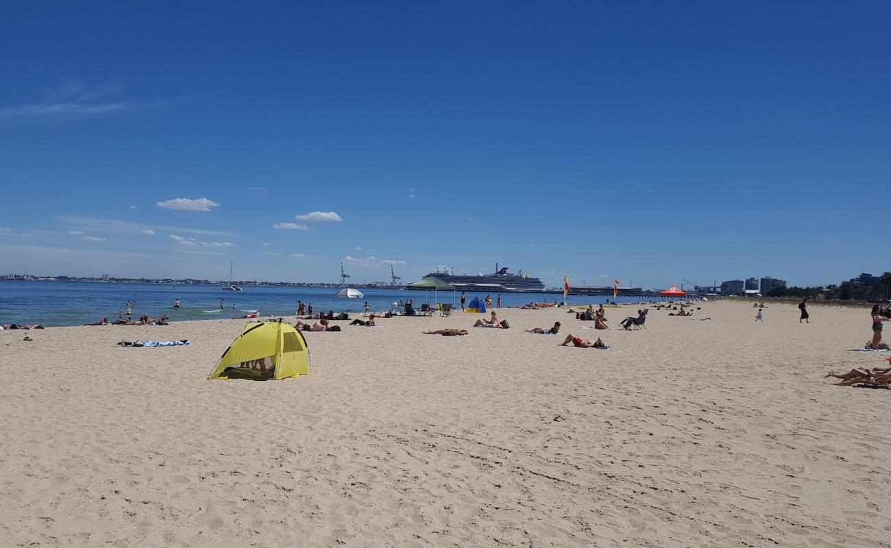 Foto af Port Melbourne Beach med lys sand overflade