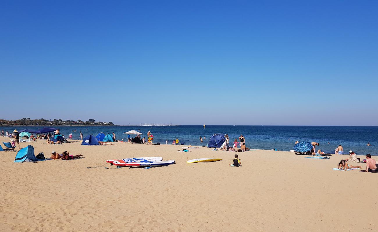 Foto af Elwood Beach med lys sand overflade