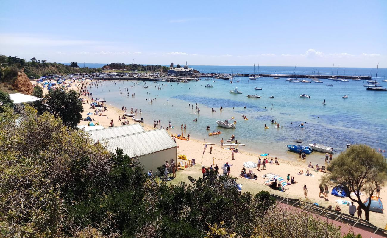 Foto af Mothers Beach med lys sand overflade