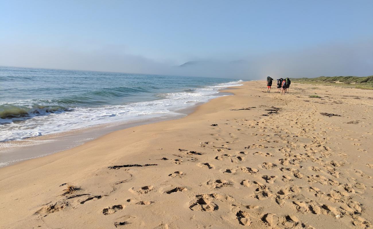 Foto af Five Mile Beach med lys fint sand overflade