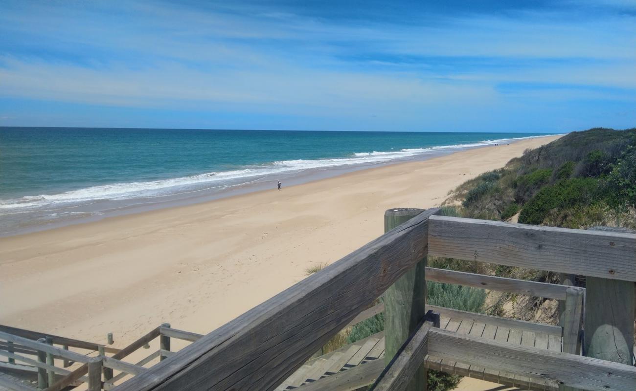 Foto af Glomar Beach med lys fint sand overflade