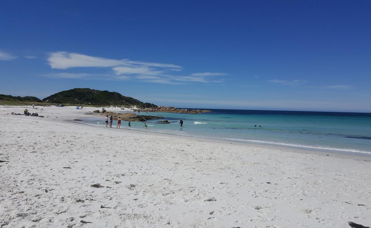 Foto af Jeanneret Beach med hvidt sand overflade