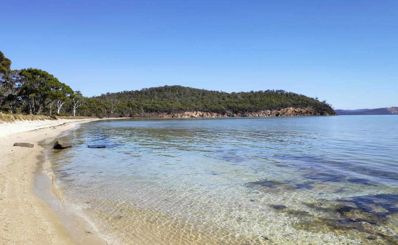 Foto af Sloping Main Beach med lys sand overflade