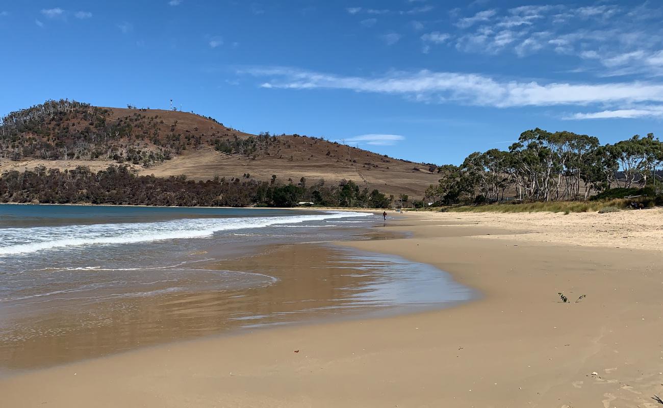 Foto af Seven Mile Beach med lys fint sand overflade