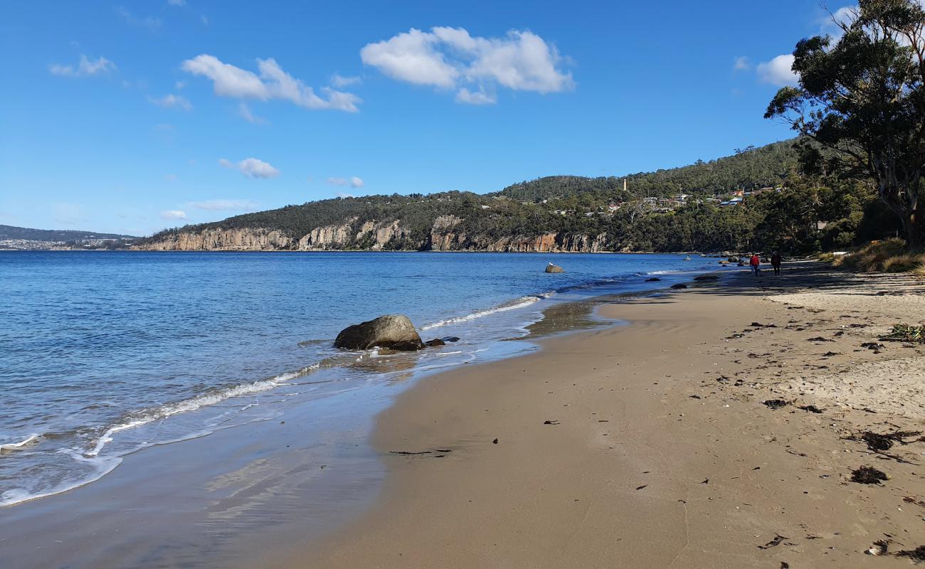 Foto af Taroona Beach med lys sand overflade