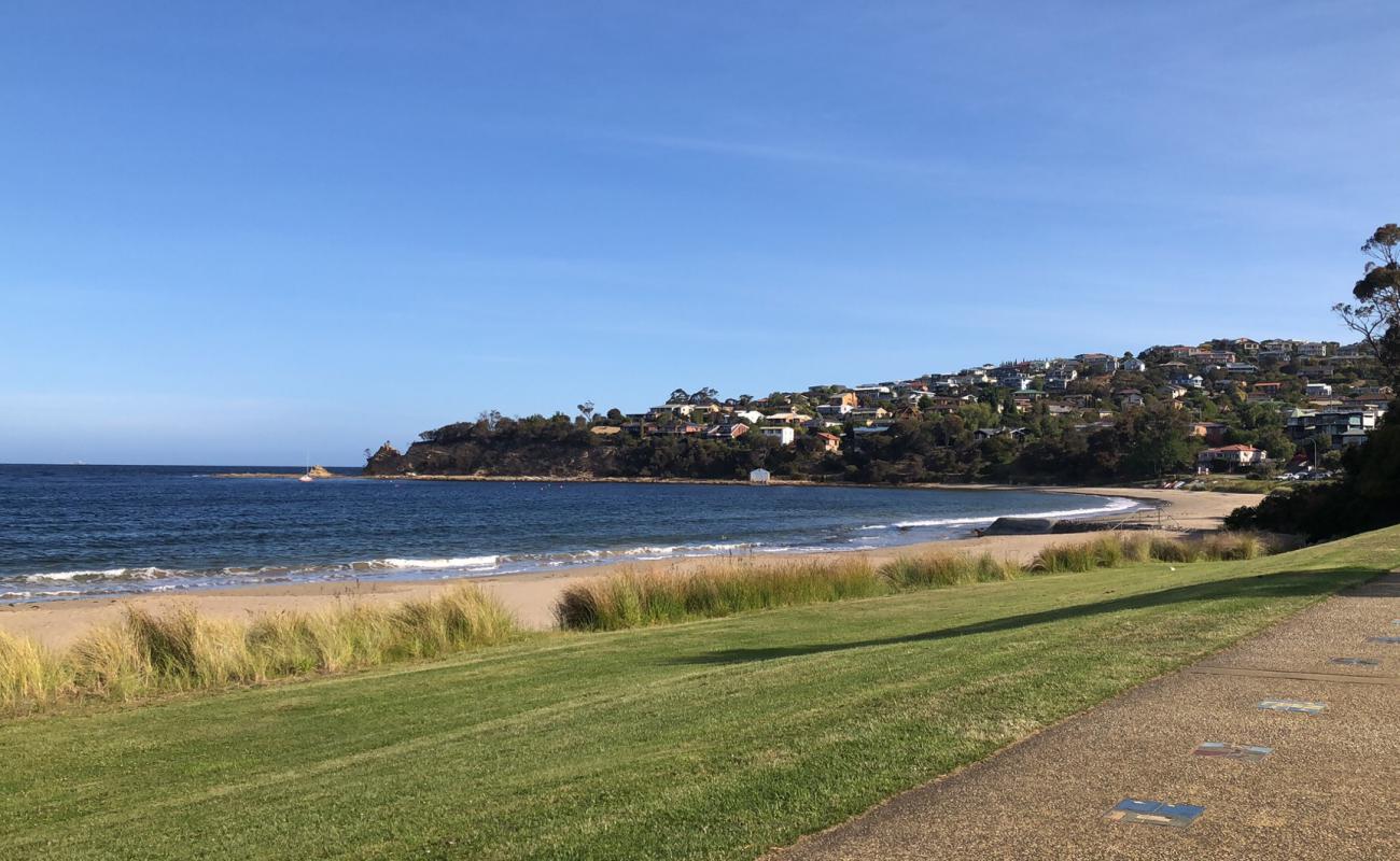 Foto af Blackmans Bay Beach med lys sand overflade