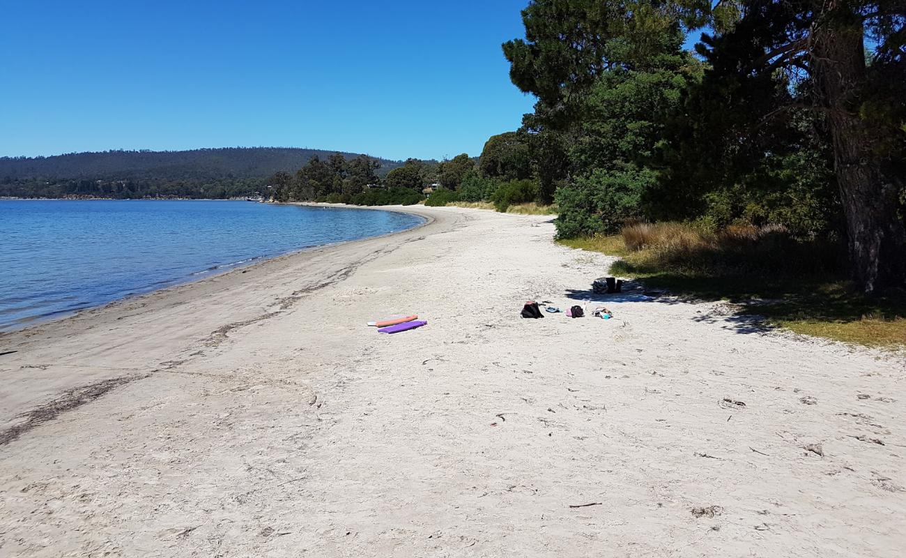 Foto af Snug Beach med lys sand overflade