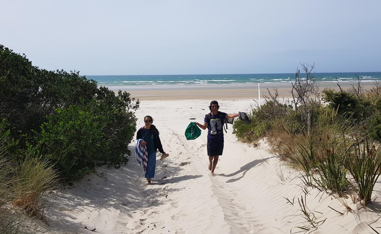 Foto af Seven Mile Beach med lys fint sand overflade