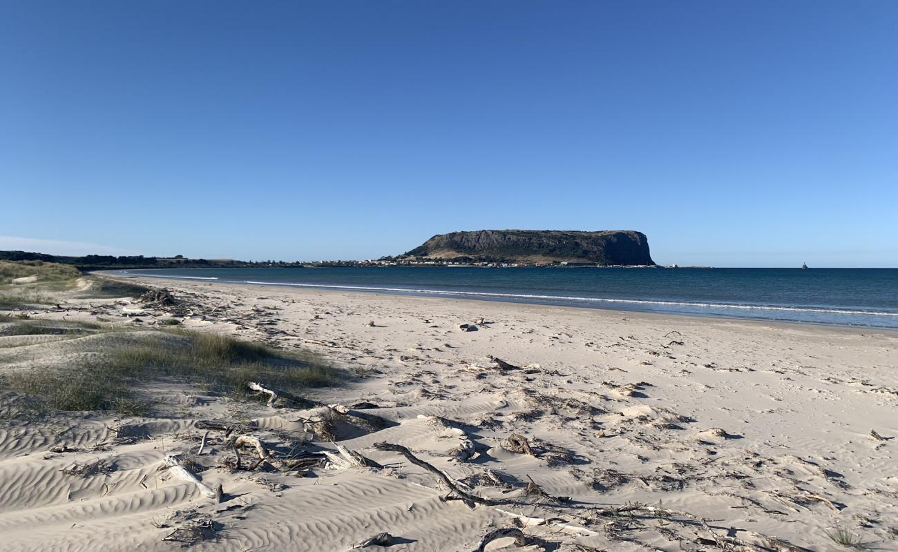 Foto af Tatlows Beach med lys fint sand overflade