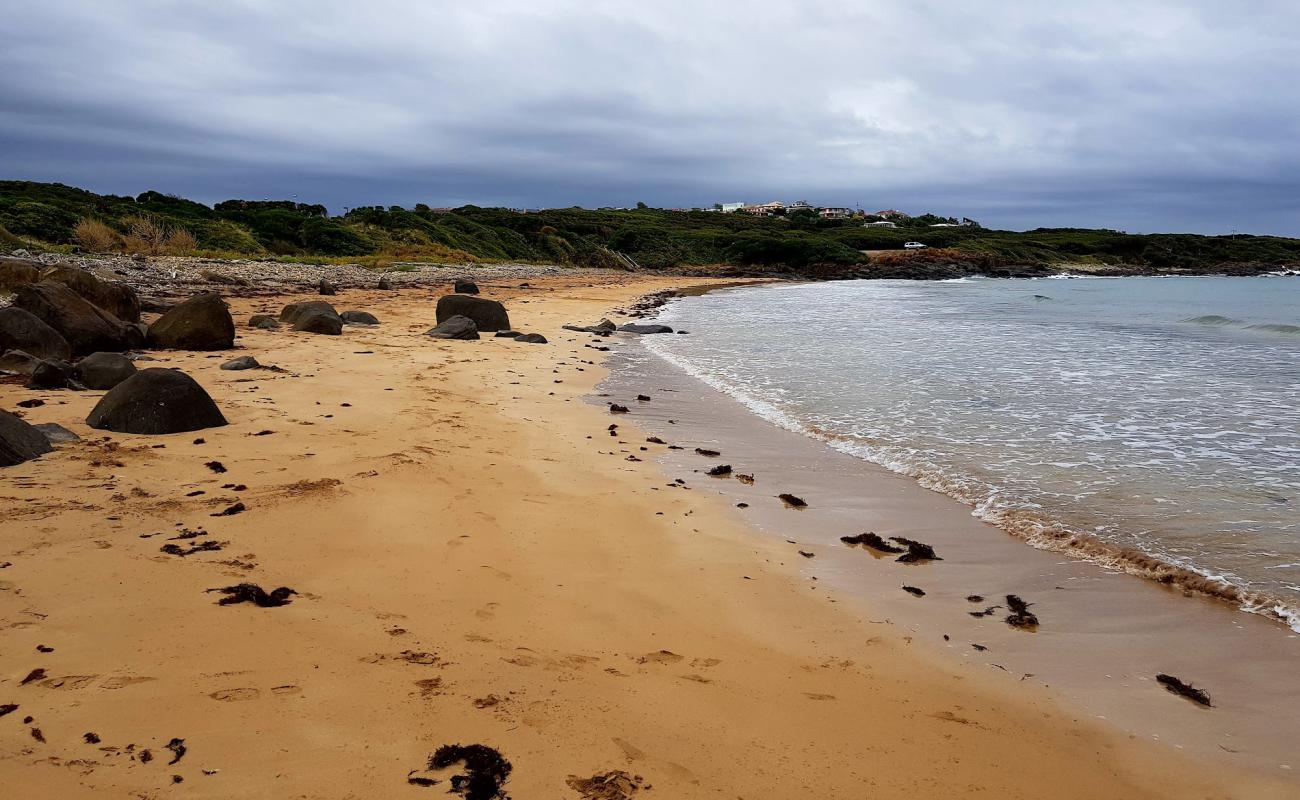 Foto af Back Beach med lys sand overflade