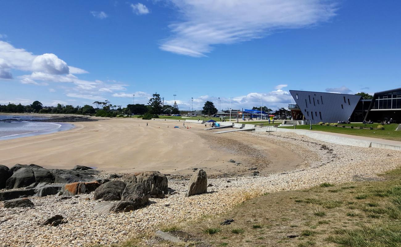 Foto af Bluff Beach med lys sand overflade