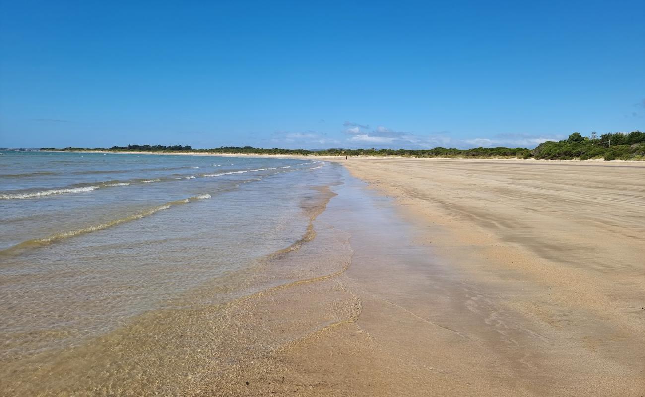 Foto af Greens Beach med lys sand overflade