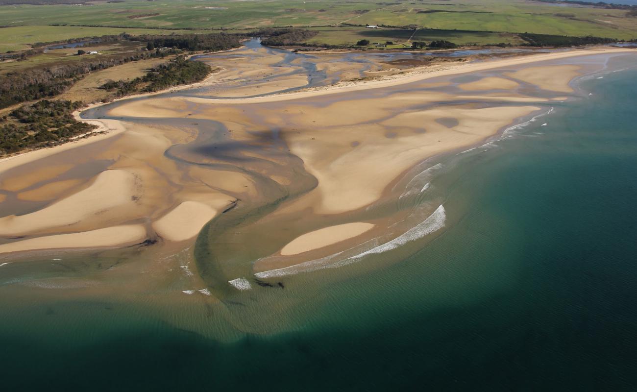 Foto af Mermaids Beach med lys sand overflade