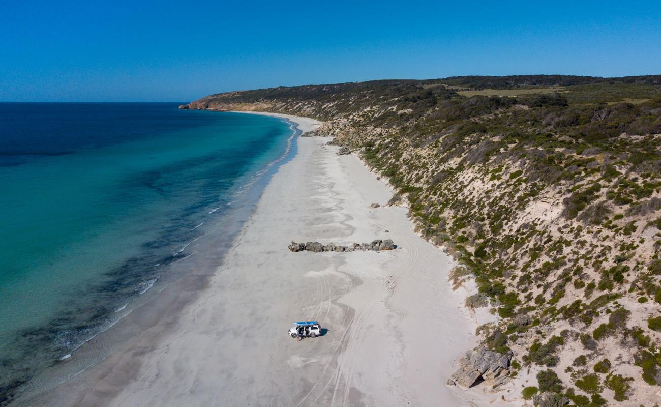 Foto af Emu Bay Beach med lys sand overflade