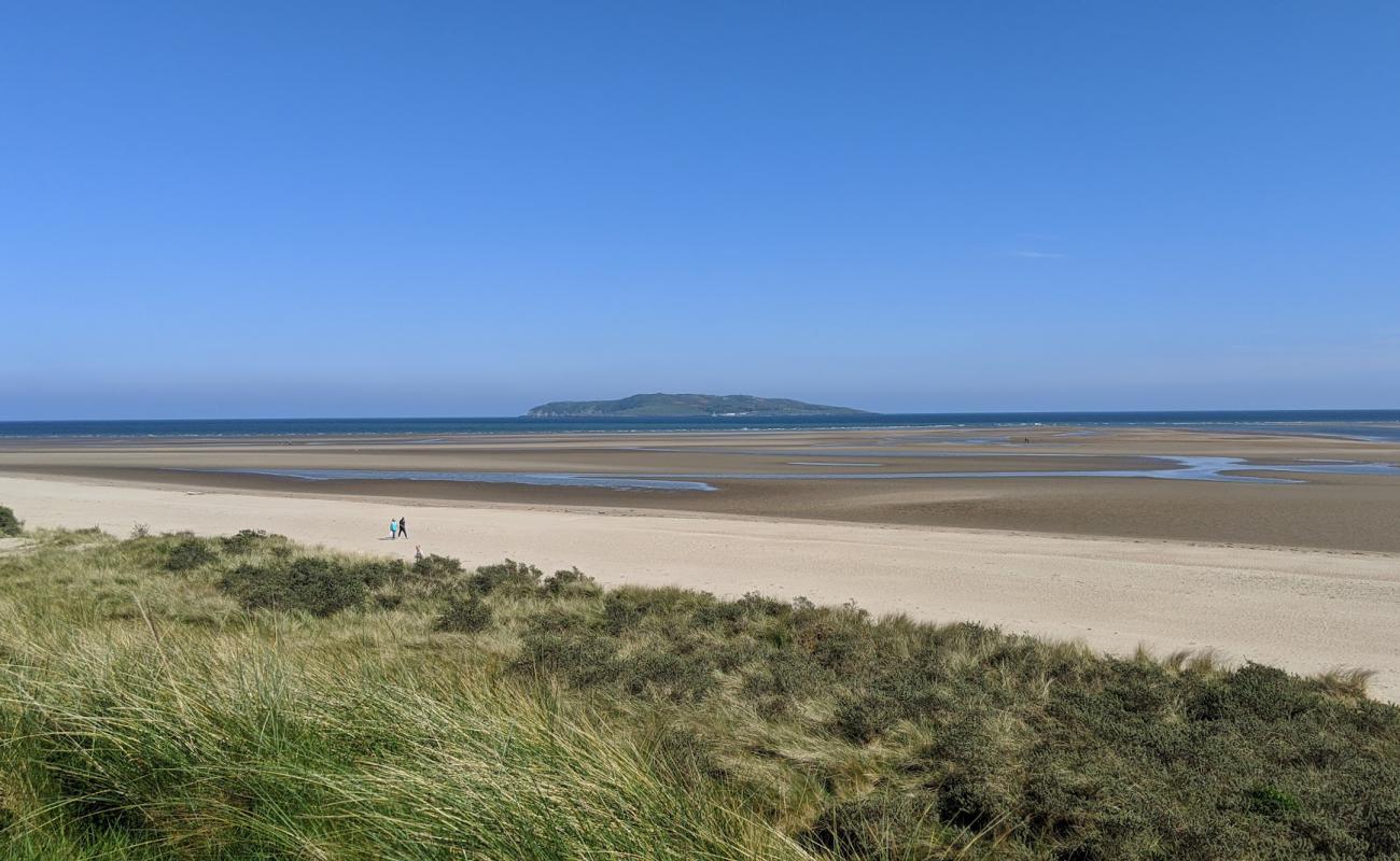 Foto af Fingal Bay Beach med lys sand overflade