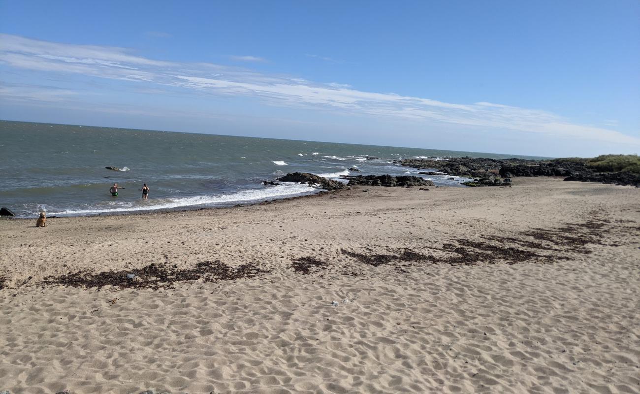 Foto af St.Helens Bay Beach med let sand og småsten overflade