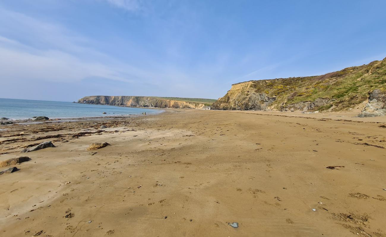 Foto af Kilfarrasy Beach med let sand og småsten overflade