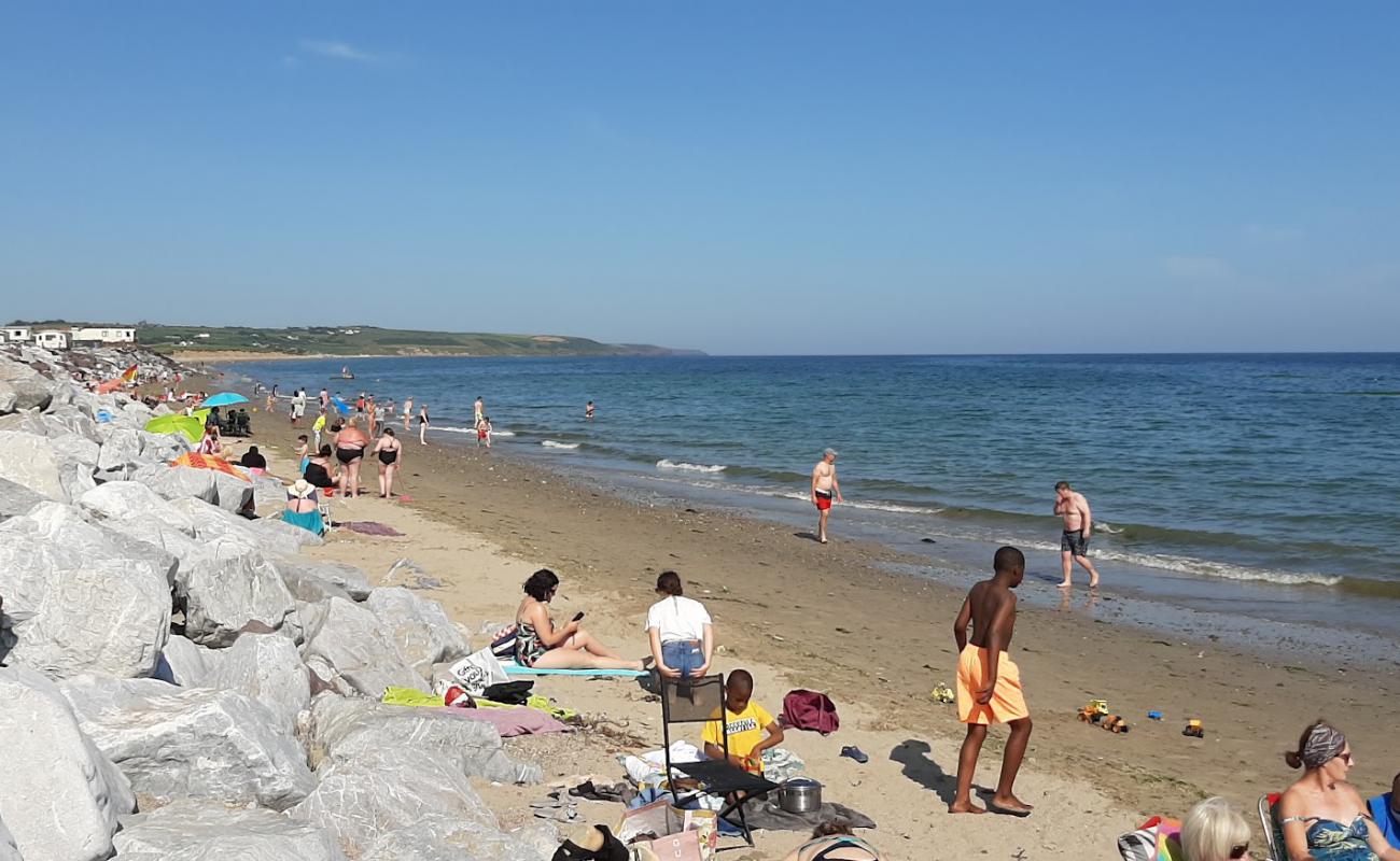 Foto af Garryvoe Beach med let sand og småsten overflade