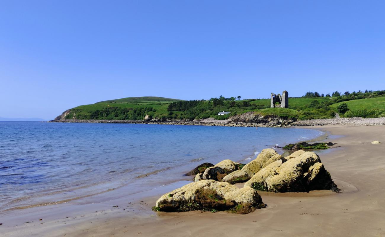 Foto af Minard Beach med let sand og småsten overflade